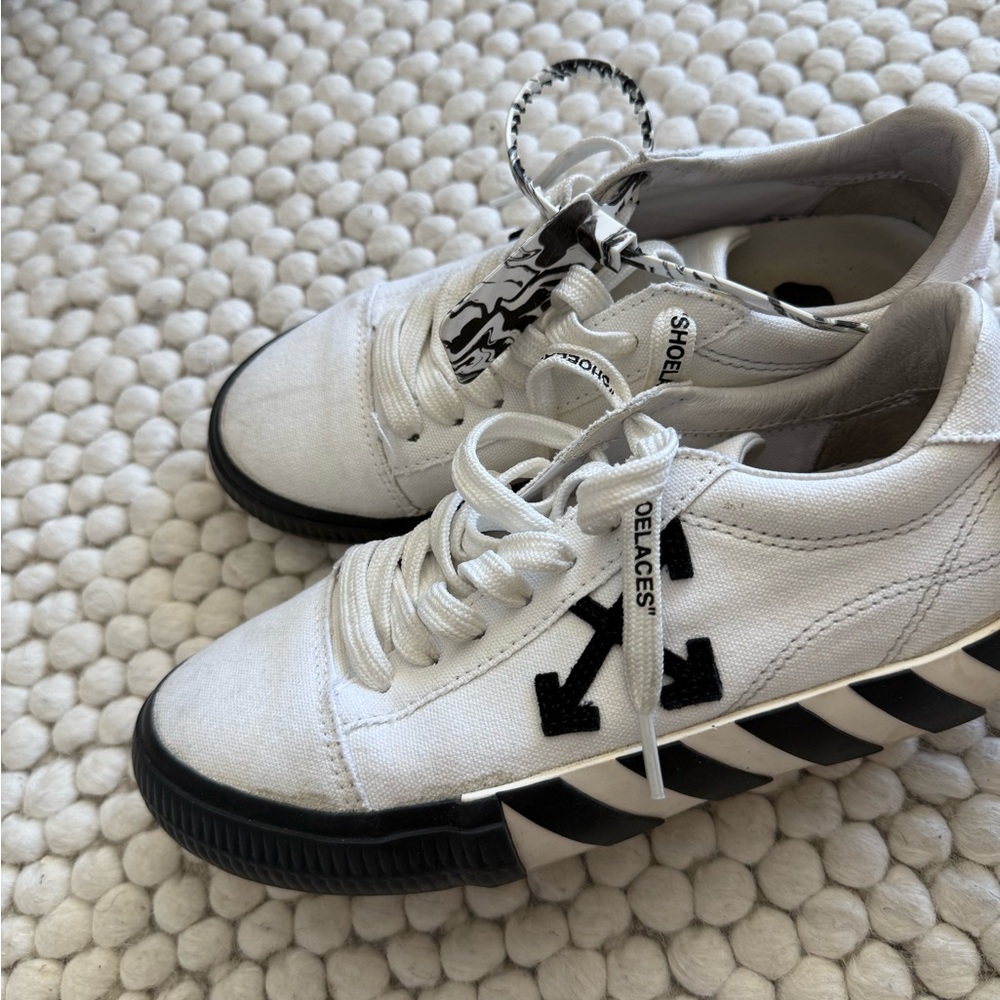 Off white sneaks